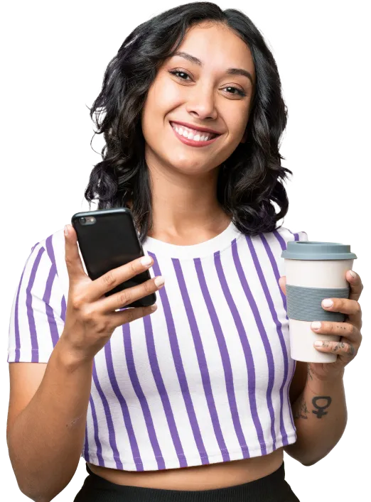 Empreendedora segurando celular em frente a caixas de encomendas